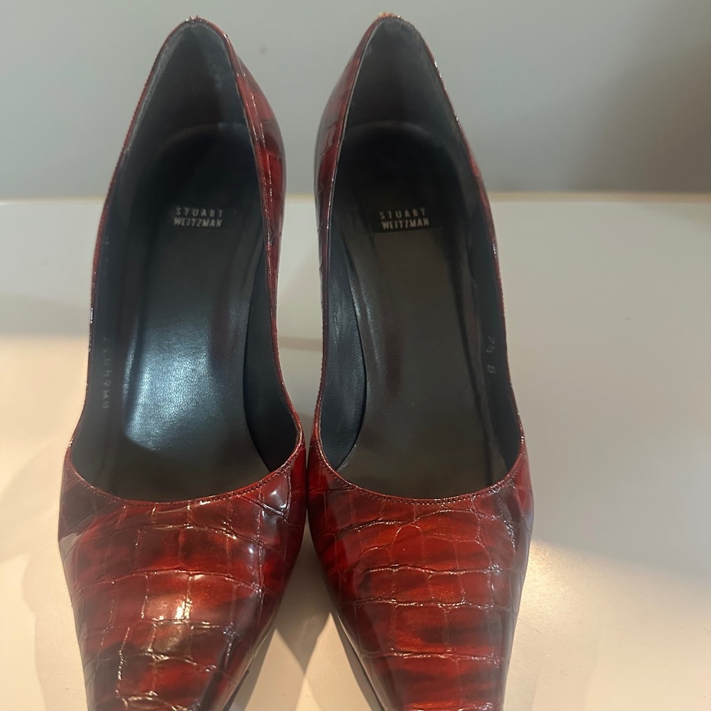 Stewart Weitzman Crocodile Red Pump - Size 7.5